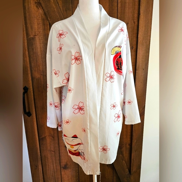 LAI MENG FIVE CATS KIMONO.  WHITE WITH CAT DETAIL ON BACK - Picture 3 of 7